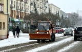 Zima 2023. W Tarnobrzegu spadł pierwszy śnieg. Piaskarki i pługi wyruszyły na ulice. Zobaczcie zdjęcia