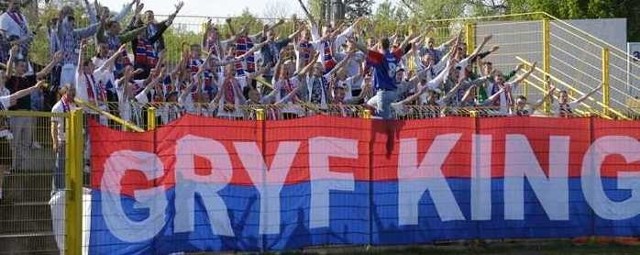 Kibice Gryfa Słupsk wreszcie będą mogli dopingować swoich futbolistów na stadionie przy ulicy Zielonej.