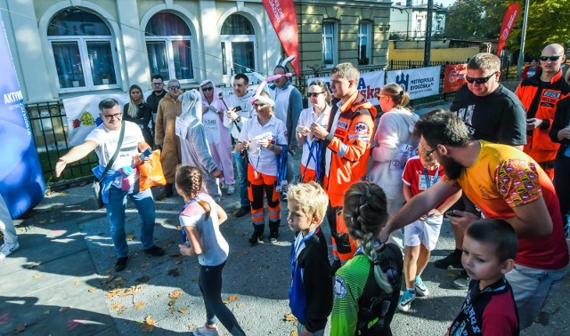 W niedzielę w Bydgoszczy odbył się bieg charytatywny pod nazwą "Zbieramy zetki na zakup karetki". Grupa Ratownictwa Polskiego Czerwonego Krzyża w Bydgoszczy zaprosiła w niedzielę, 14.10 na bieg charytatywny. Zebrane środki pieniężne zostaną przeznaczone na zakup nowej karetki. Bieg odbył się na dystansie 5 km.Piraci drogowi w regionie. Niemal doprowadzili do tragedii!  [wideo - program Stop Agresji Drogowej 4]