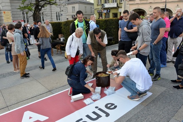 Członkowie Kieleckiego Komitetu Referendalnego przygotowali na manifestację 100 sztuk kiełbasy, którą częstowali przechodniów.