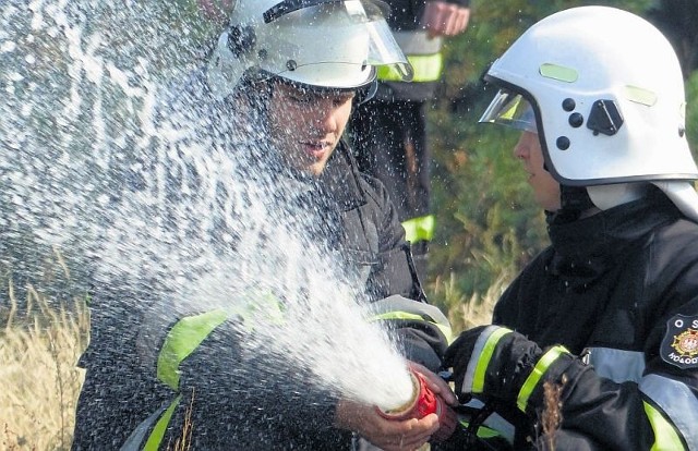 Tuż po godz. 10 w czwartek nad lasem opodal Plosek pojawił się dym, a powietrze przeciął dźwięk wyjących syren. To strażacy z całego naszego województwa ruszyli do ćwiczeń gaszenia lasu.