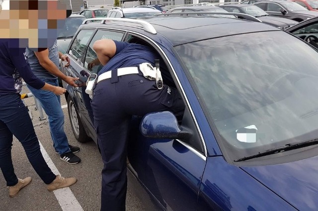 Policjanci wybili szybę w samochodzie na parkingu CH Sarni Stok w Bielsku-Białej, by uwolnić zamkniętego w środku 3-latka. Dziecko był skrajnie wyczerpane i przepocone. Udzielono mu pierwszej pomocy i podano wodę. Na miejsce wezwano pogotowie. Rodzice dziecka przebywali na zakupach.