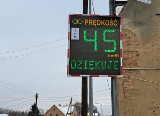 Mierniki prędkości w Żarach. W mieście pojawiło się dziesięć tablic, które informują kierowców o prędkości, z jaką jadą