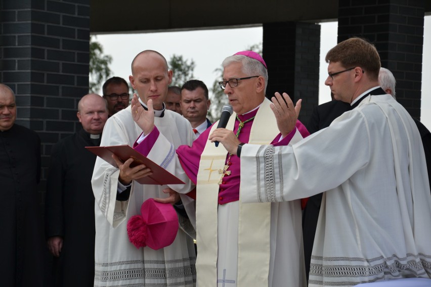 Abp Skworc poświęcił całą nową wieś Nieboczowy oraz kościół - ZDJĘCIA