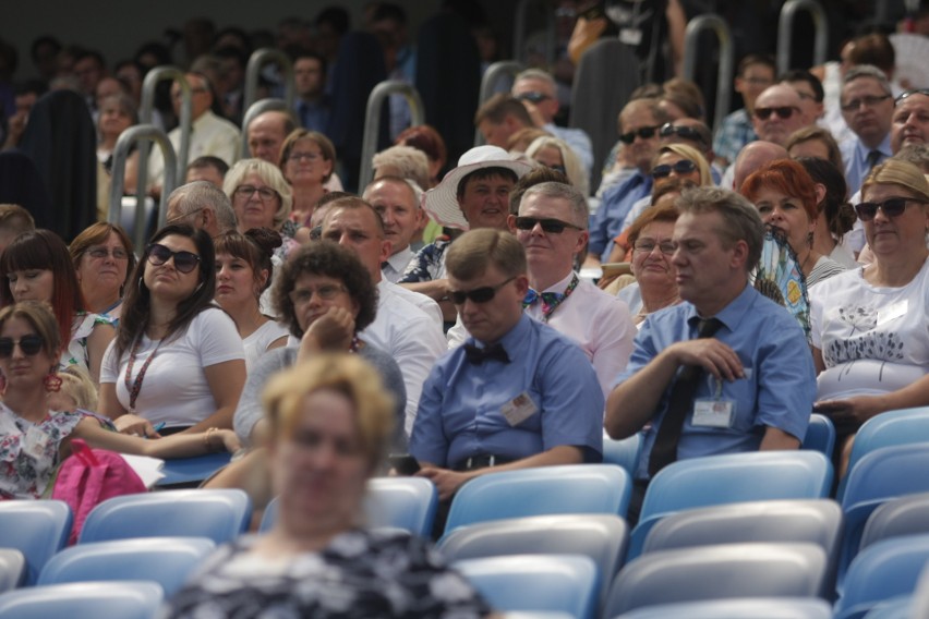 Kongres Świadków Jehowy na Stadionie Śląskim. Dzień 1. Wierni w Chorzowie przez trzy dni będą brać udział w spotkaniach ZDJĘCIA