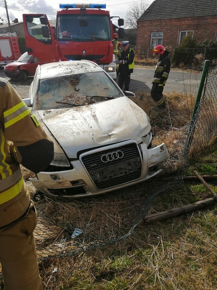 Audi po zderzeniu z innym samochodem wjechało w dom...