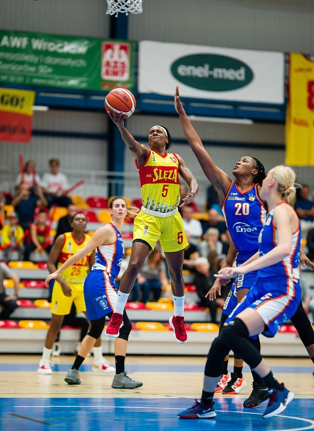 W meczu 3. kolejki Energa Basket Ligi Kobiet Ślęza Wrocław pokonała Eneę AZS Poznań 78:43 i tym samym odniosła drugie zwycięstwo w drugim meczu sezonu 2019/2020. Zobaczcie zdjęcia z tego spotkania!