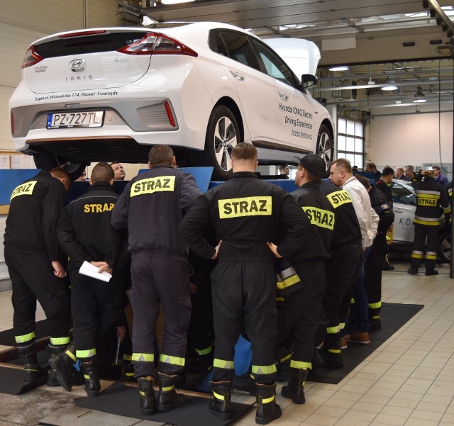 Strażacy poznawali budowę samochodów z napędem elektrycznym i uczyli się, jak postępować w przypadku akcji ratowniczo - gaśniczych związanych z tymi autami