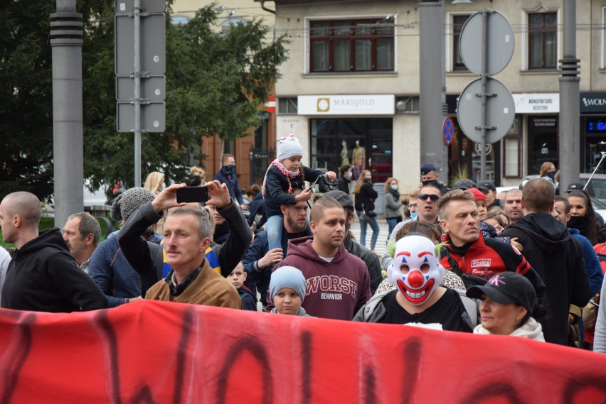 "Marsz o wolność" w Gdyni. Koronasceptycy przeszli ulicami Gdyni i domagali się zakończenia pandemii