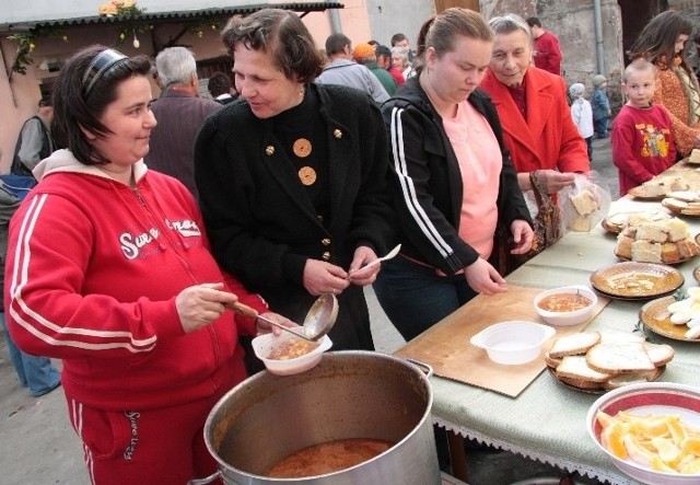 Zupą gulaszową częstowała uczestników festynu wolontariuszka Alina Korn (pierwsza z lewej), Wiolecie Dondaj tak smakowała, że przyszła pod druga porcję.