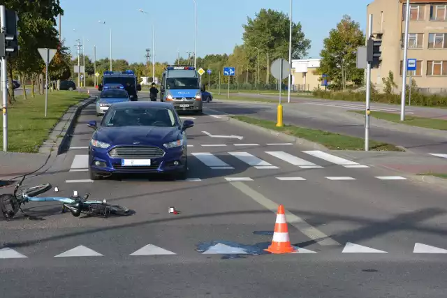 Ulica Szpitalna. Wypadek na skrzyżowaniu z Reja. Ford potrącił rowerzystkę