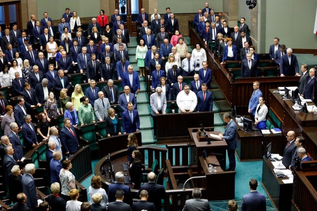 Politycy będą mieli w tym roku długie wakacje.