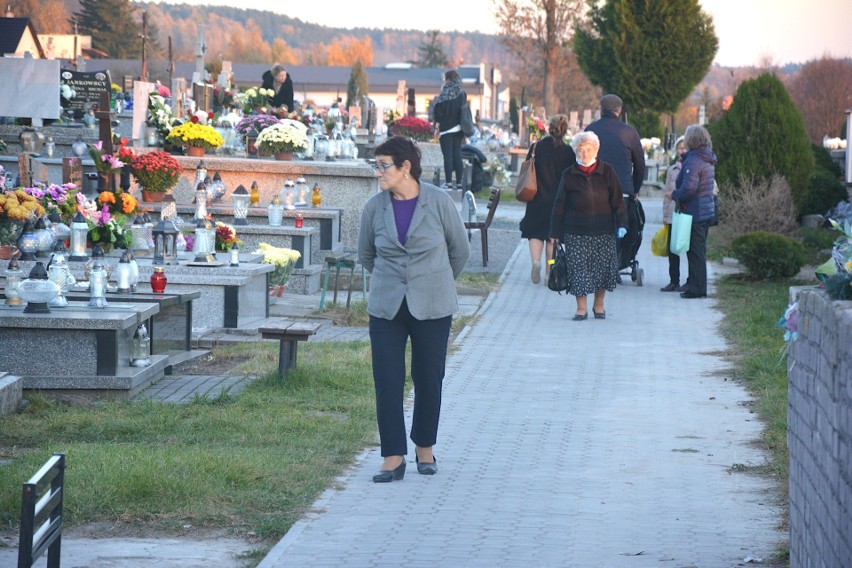 Sobota na cmentarzu w Pińczowie. Sporo osób wybrało się, by odwiedzić groby [ZDJĘCIA]