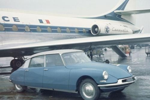 Fot. Citroen: Citroen DS 19, który w 1955 r. objawił się na salonie samochodowym w Paryżu, wzbudził sensację. Miał awangardowe nadwozie i rozwiązania techniczne. Wyprzedzał swoją epokę pod każdym względem.