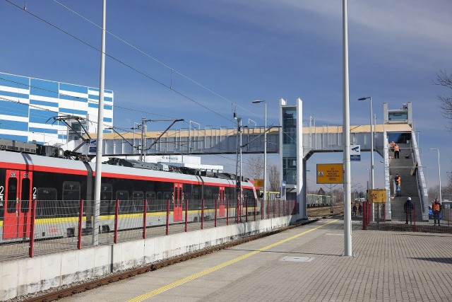 Nowe stojaki rowerowe pojawią się m.in. na stacji kolejowej w Strykowie
