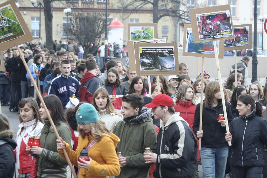 Uczniowie w ciszy protestują przeciwko brawurze i...