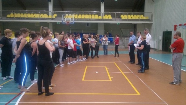 Pierwsze spotkanie kursu samoobrony już się odbyło. panie będą ćwiczyć pod okiem policjantów na hali sportowej w Białobrzegach.