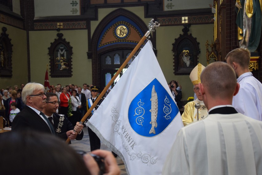 Arcybiskup Wiktor Skworc poświęcił sztandar Rybnika