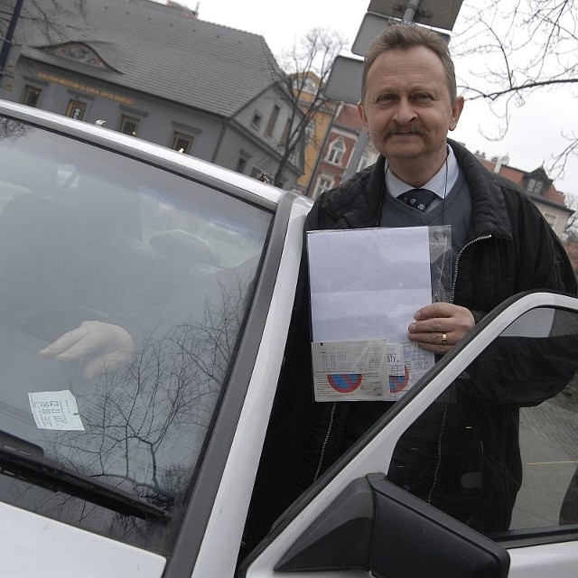 W momencie kiedy kupowałem bilet parkingowy, kontroler za brak takiego biletu za szybą mojego auta wypisywał mi mandat - mówi Andrzej Wójcik z Opola.