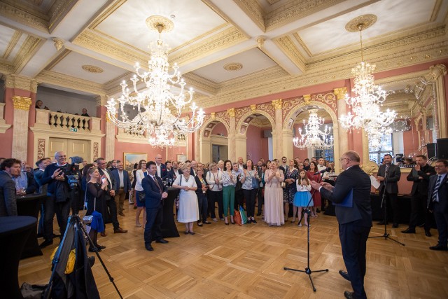 Sala wenecka w siedzibie Kujawsko-Pomorskiego Teatru Muzycznego została oficjalnie otwarta wieczorem 31 maja. Uroczystość poprzedziło odsłonięcie instalacji Fides et ratio i uruchomienie nowych weneckich żyrandoli.