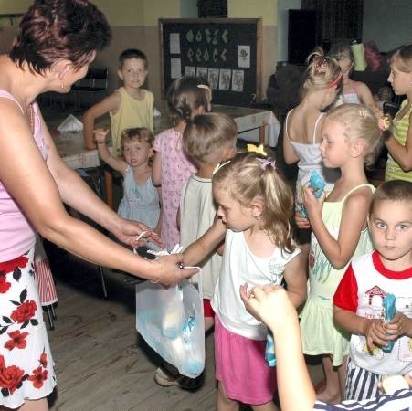 Wczoraj Bogumiła Chojnacka zrobiła maluchom w Tłokach sporą niespodziankę, przynosząc lody ze sklepu, który sąsiaduje z dziecińcem