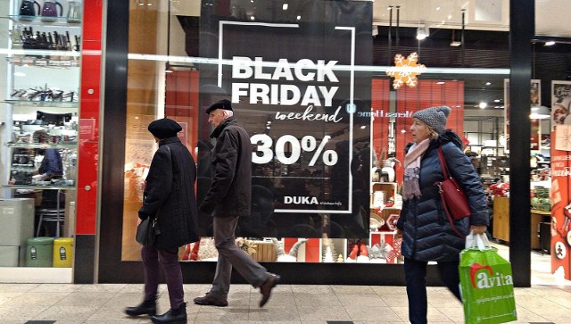 Black Friday - to dzień, w którym sklepy organizują wyprzedaże.