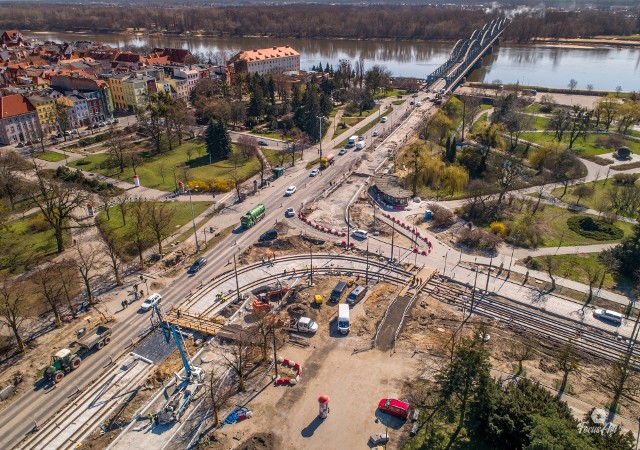 Od kilku miesięcy trwają prace na placu Rapackiego oraz Alei Jana Pawła II. Obecnie zauważyć można coraz większe efekty tych robót. Pracownicy firmy Balzola przenieśli się także w rejon placu Niepodległości, gdzie powstanie nowe skrzyżowanie, tory tramwajowe i sygnalizacja świetlna. - Prace idą dwutorowo. Na pl. Niepodległości przygotowane są już szalunki pod fundamenty słupów trakcyjnych, a na al. św. Jana Pawła II układamy wodociąg i kanał deszczowy, zaś między ul. Kraszewskiego a Mickiewicza wzmacniamy podłoże pod część drogową  – mówi kierownik budowy z ramienia firmy Balzola Wojciech Kulpiński. – Zaczynamy też przygotowania do przewiertu, który będzie biegł pod ziemią przez aleję św. Jana Pawła II.