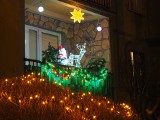 Świąteczne dekoracje dodają blasku łódzkim osiedlom. Mikołaje, choinki i girlandy świateł. ZDJĘCIA