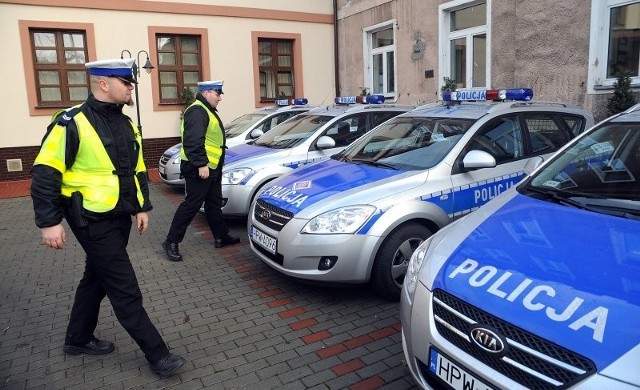 Od dzisiaj flota policyjnych samochodów w Szczecinie wzbogaciła się o siedem aut marki kia. Pięć oznakowanych trafi do drogówki i prewencji. Dwa nieoznakowane będą na wyposażeniu wydziałów kryminalnych.