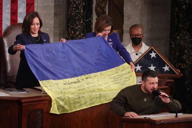 Wołodymyr Zełenski wręczył Kamali Harris i Nancy Pelosi flagę przywiezioną z Bachmutu