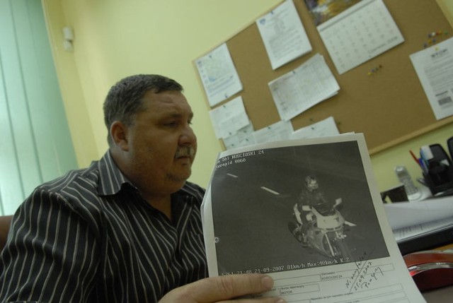 Ryszard Podgórny prezentuje fotografię jednego z niezidentyfikowanych motocyklistów, przekraczających prędkość. Oby było ich jak najmniej.