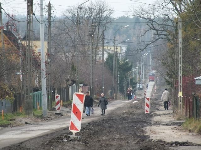 Ulica Nowowiejska. Autobusy nie jeżdżą od środy do odwołania. Mieszkańcom pozostaje spacer.