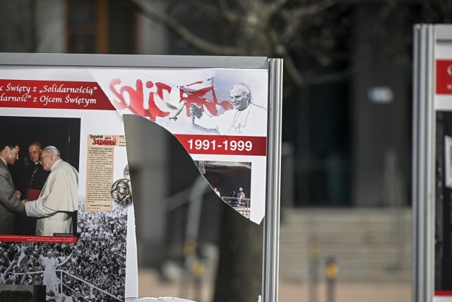 Wystawa została zniszczona już po raz drugi.