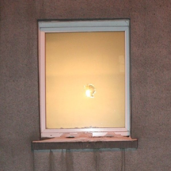 Dziura w oknie izby wytrzeźwień