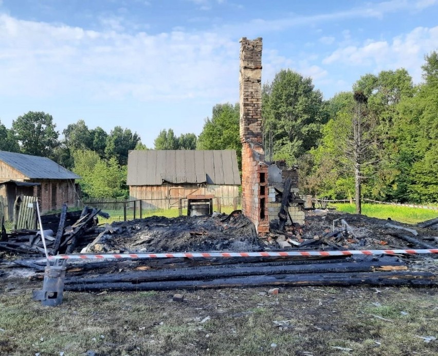 Powiat puławski: Dom spłonął doszczętnie. W zgliszczach znaleziono ciało mężczyzny. Zdjęcia