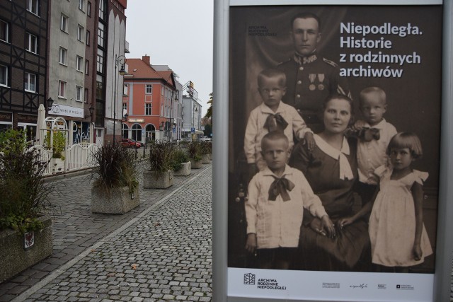 Wystawę można oglądać na Starym Rynku - od strony ul. Obotryckiej.