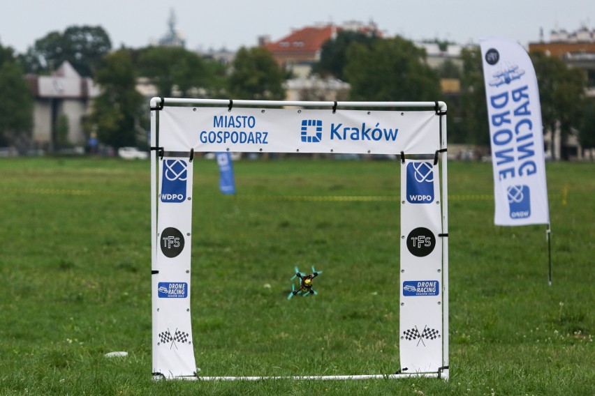 Kraków. Na Błoniach odbyły się podniebne wyścigi dronów
