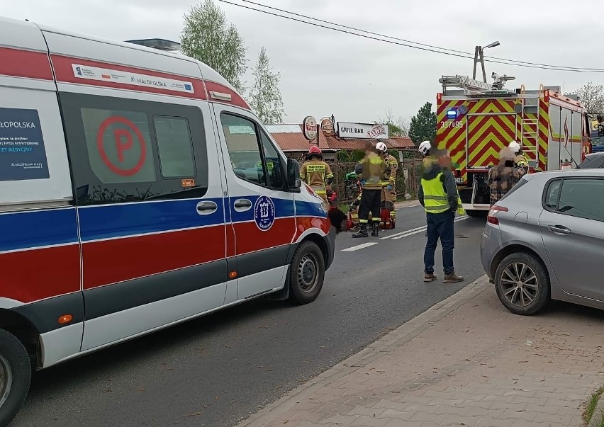 Wypadek motocyklisty pod Krakowem. Zderzenie z samochodem osobowym. Wylądował śmigłowiec lotniczego pogotowia