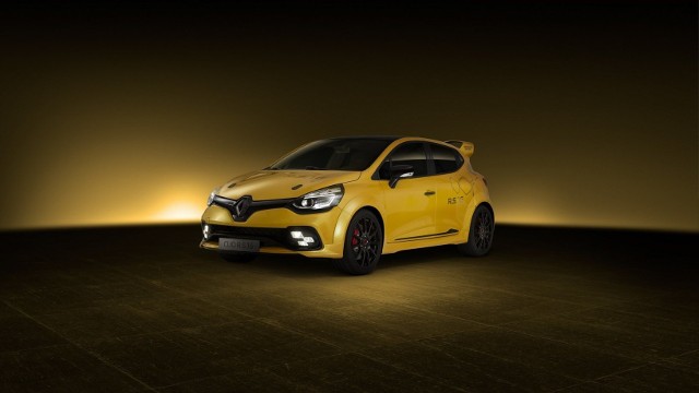 Renault Clio R.S. 16Pod maską auta pracuje silnik pochodzący z modelu Megane RS 275 Trophy. Tak jak wskazuje nazwa, silnik dostarcza 275 KM mocy, a producent zapewnia, że jest to najszybszy model z homologacją drogową w historii francuskiej marki.Fot. Renault