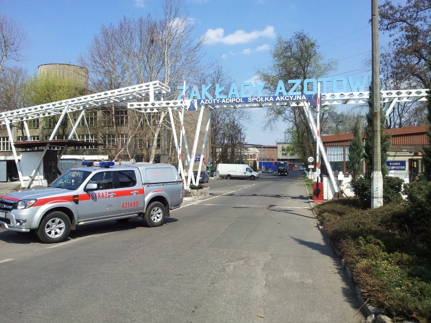 Wyciek kwasu w hali produkcyjnej Azotów w Chorzowie, 6 osób w szpitalu, 9 bada lekarz [ZDJĘCIA]