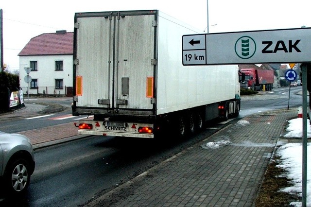 Na rondzie w Większycach TIR-y jadące z kierunku Opola do zakładów chemicznych powinny jechać prosto, bo tędy prowadzi najkrótsza i najlepsza droga do ZAK. Ale tablica mówi co innego.