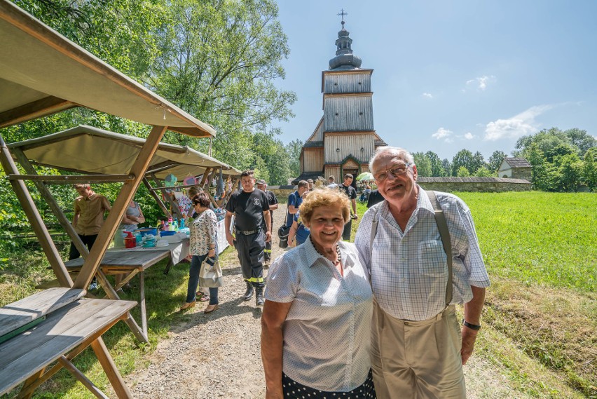 Nowakowie na emeryturze znaleźli sposób na życie. Z bibuły, słomy i kordonka tworzą cudeńka, które zdobią wiele choinek