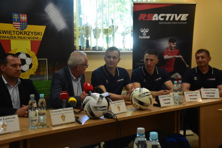 Konferencja prasowa w Świętokrzyskim Związku Piłki Nożnej. Umowa z firmą Hummel podpisana na 3 lata [ZAPIS TRANSMISJI, ZDJĘCIA]