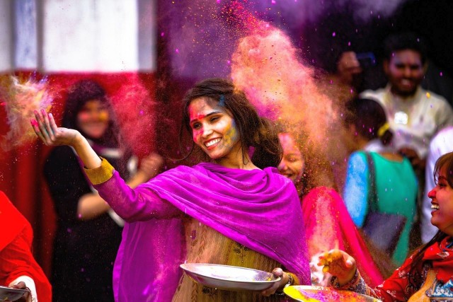 Święto holi w Indiach jest pełne kolorów