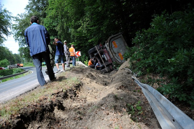 Tylko cud sprawił, że kierowca ciężarówki wyszedł cało. Jego koledzy mówią, ze to dlatego, że ma duże doświadczenie i nawet w tak tragicznej sytuacji myślał, co uratowało życie kobiecie.