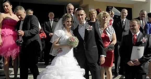 Agnieszka Kortas i Łukasz Kwiatkowski już jako żona i mąż - tuż po wyjściu z kościoła na Strzemięcinie.