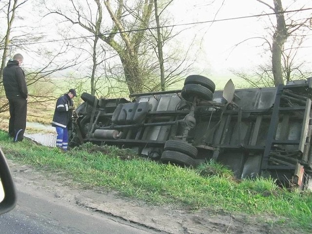 Wypadki, kolizje, a nawet wypadnięcia z trasy. Takie zdarzenia na pofałdowanych i dziurawych drogach - to norma.