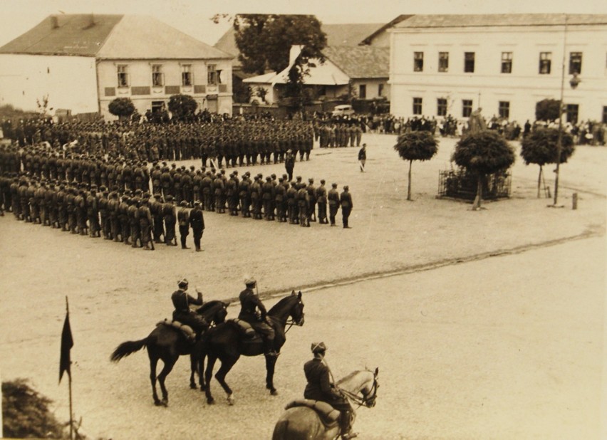 Parada wojskowa na Rynku  w Zatorze rok 1933