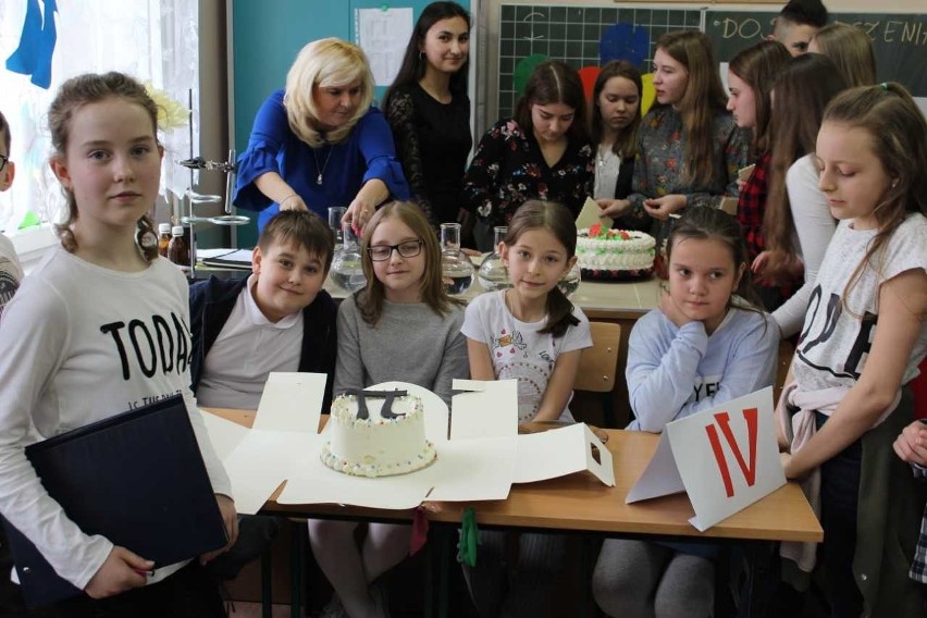 Gmina Brody. Pomysłowe obchody Dnia Liczby Pi w szkole w Adamowie. Były tańce, recytacje i tort
