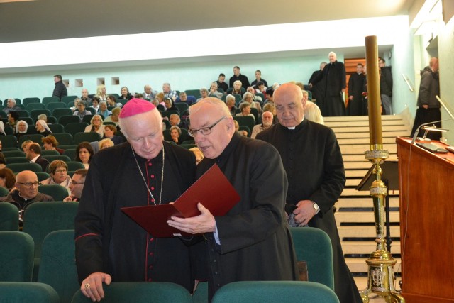 "Panie, uświęć nas w prawdzie" pod takim hasłem odbył się Kongres Biblijny w archidiecezji przemyskiej. Kolejnym miejscem spotkania kongresowego był Przemyśl. W I części, która miała miejsce w auli Wyższego Seminarium Duchownego, uczestnicy kongresu wysłuchali dwóch referatów, uczestniczyli w programie artystycznym. Po krótkiej przerwie odbyła się II część w bazylice archikatedralnej - adoracja Najświętszego Sakramentu. Punktem kulminacyjnym była uroczysta msza św. koncelebrowana, której przewodniczył metropolita przemyski abp Adam Szal.W kongresie udział wzięli duchowni i świeccy z parafii z dekanatów: Bircza, Dubiecko, Dynów, Kalwaria Pacławska, Przemyśl I, Przemyśl II, Przemyśl III i Żurawica.